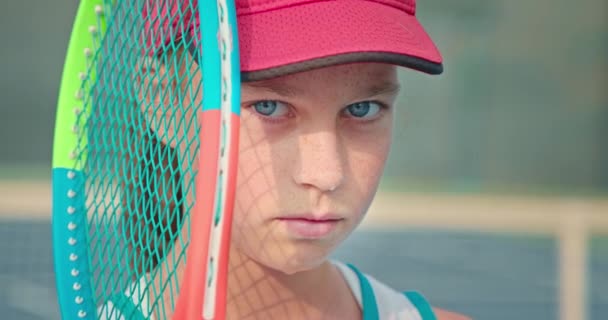 Fotografía cinematográfica de hermosa chica sudorosa con grandes ojos azules y raqueta de tenis — Vídeo de stock