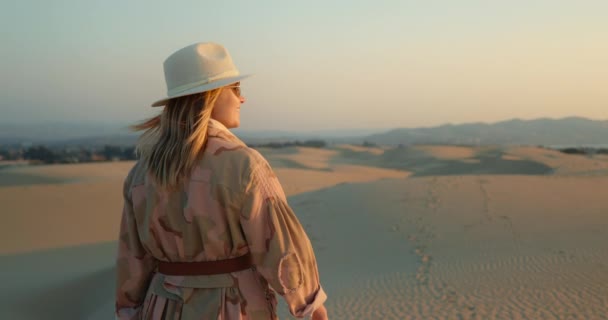 Femme marchant dans la lumière du coucher du soleil et profitant de la nature. Modèle à la mode regardant le soleil — Video