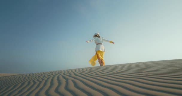Neşeli kadın doğada dans ediyor. Dalgalı kum tepelerinde pozitif kadın, 4K — Stok video