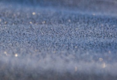 siyah yüzey dondurulmuş küçük buz kristalleri