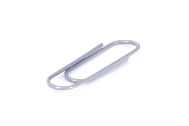 Beyaz arka plan üzerinde izole bir metal klibi