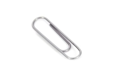 Beyaz arka plan üzerinde izole bir metal klibi