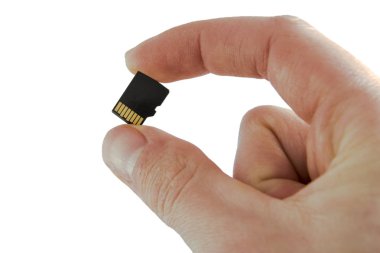Beyaz arka plan üzerinde flash iki parmak mikro Sd bellek kartı