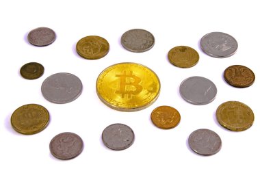 Bitcoin beyaz arka plan kırpma yolu üzerinde izole diğer paralar üzerine altın