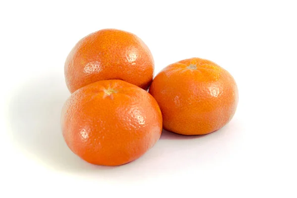 Drie Oranje Mandarijn Met Schaduw Witte Geïsoleerde Achtergrond — Stockfoto