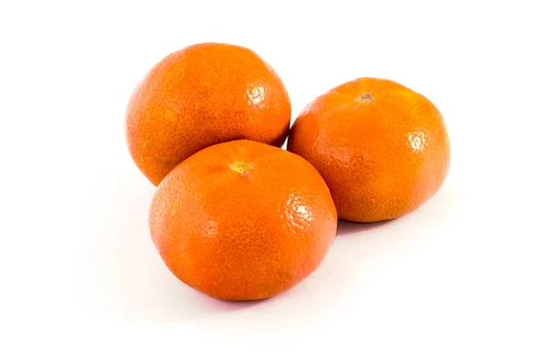 Τρεις Πορτοκαλί Μανταρίνι Σκιά Άσπρο Φόντο Απομονωμένες — Φωτογραφία Αρχείου
