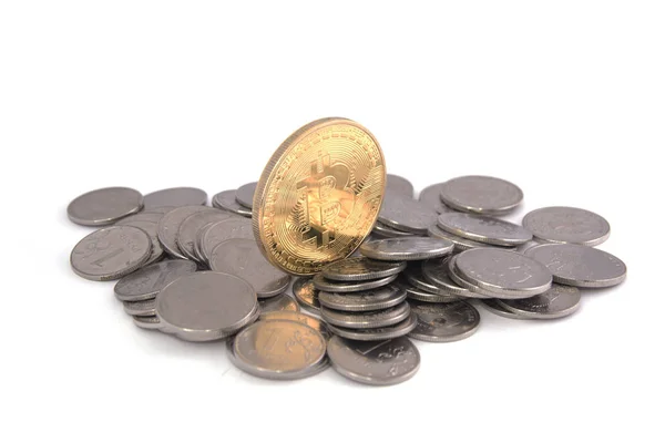 Bitcoin Золотой Поверх Других Монет Изолированных Белом Фоне Обрезки Пути — стоковое фото
