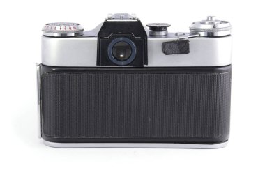 Beyaz bir arka plan üzerinde arkadaki eski film fotoğraf makinesi. izole.