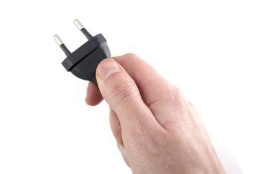 Beyaz arka plan üzerinde elinde elektrik fişi