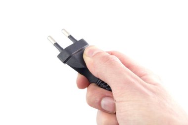 Beyaz arka plan üzerinde elinde elektrik fişi