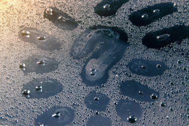 soru işareti ıslak cam üzerinde Su damlacıkları ışık portre, doku ışınları parlak