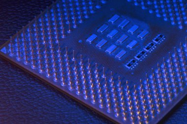 Mavi ve kırmızı ışık yakın çekim yukarı CPU işlemci iğne