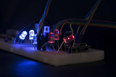 Arduino nano prototipleme kurulu transistörler dirençler LED kırmızı ve mavi siyah deri karanlıkta parlayan breadboard