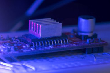 breadboard prototipleme kurulu kırmızı Mikrodenetleyici radyatör mavi ve kırmızı ışık