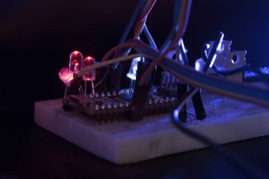 Arduino nano prototipleme kurulu transistörler dirençler LED kırmızı ve mavi siyah deri karanlıkta parlayan breadboard