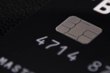 siyah deri üzerinde çip ile siyah banka kartı