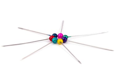 Beyaz bir arka planda izole iğne dikiş renkli