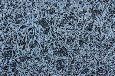 Siyah camda mavi buzlu desen var.