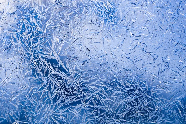 Belo padrão gelado natural na janela de inverno. — Fotografia de Stock