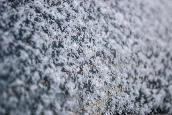 Natte sneeuw op het glazen autoraam, winterachtergrond — Stockfoto