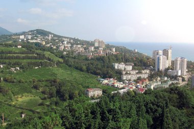 Deniz kenarındaki dağların manzarası.