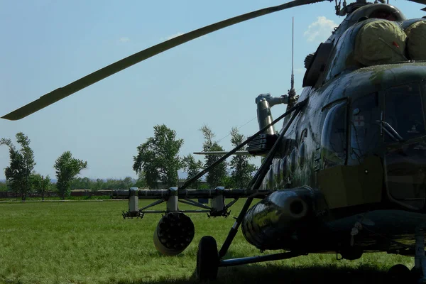 Rosyjski Wojskowy Helikopter Transportowy Lotnisku Zieloną Trawą — Zdjęcie stockowe