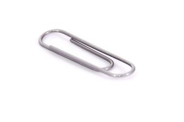 Beyaz arka plan üzerinde izole bir metal klibi