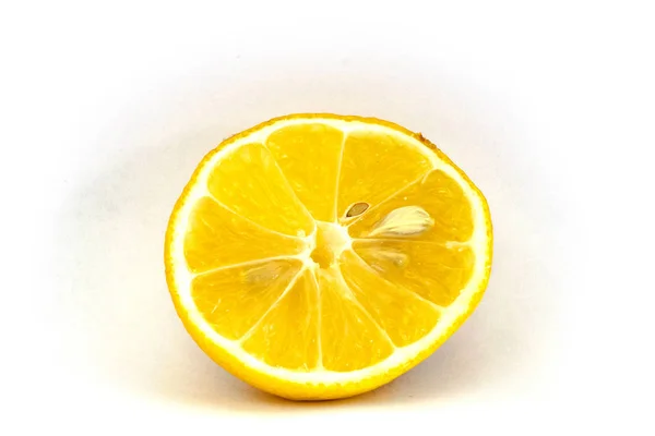 Жовтий Стиглий Кислий Лимон Зріз Блищить Всередині Кісток Тло Біле — стокове фото