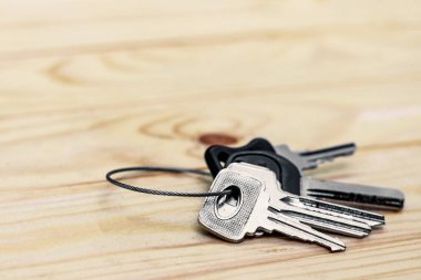 Masanın üzerinde bir sürü anahtar var.