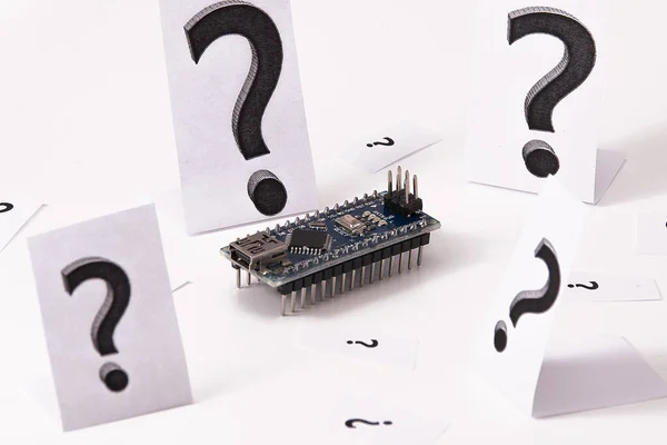 Punti Interrogativi Intorno Arduino Nano Fotografia Stock