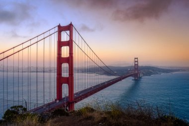 Golden Gate Köprüsü San Francisco Körfezi batımında üzerinde