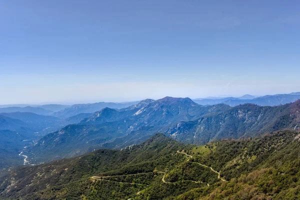 Bir dağ sırtı Sequoia Ulusal Parkı'nda geçmekte bir dağ yolu