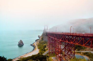 Golden Gate Köprüsü gündoğumu bulutlar