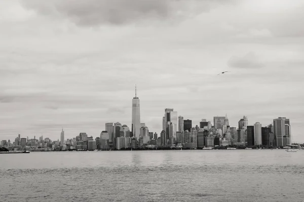 从美国自由岛欣赏纽约市中心的美景 — 图库照片