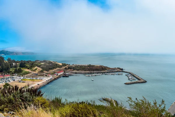 Bir Marina San Fransico Bay tekneler ve yatlar demirledi