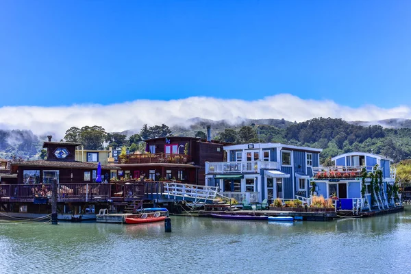 Sausalito, San Francisco Körfezi, ABD güneşli bir günde su üzerinde yüzen renkli ev tekneler