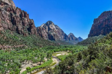 Bir yürüyüş iz Zion National Park, Utah, Amerika dağlarda geçmekte bir sığ nehir üzerinde üzerinden görüntülemek