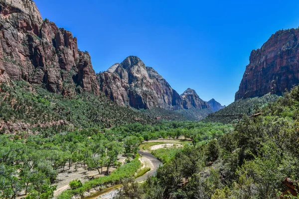 Bir yürüyüş iz Zion National Park, Utah, Amerika dağlarda geçmekte bir sığ nehir üzerinde üzerinden görüntülemek