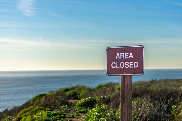Arka planda okyanus kapalı alan işaretiyle görüntü kadar güneşli bir günde kapatır; Devlet Parkı, Kaliforniya, ABD; 2019 hükümet kapatma sırasında alınan görüntü