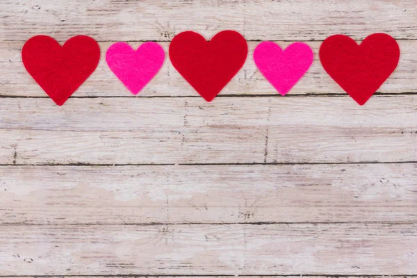 Beyaz Saint Valentine's gün arka plan kırmızı ve pembe ocaklar köşelerinde, kopya alanı ile. Aşk, aşk kavramı, üstten görünüm, düz sembolü yatıyordu