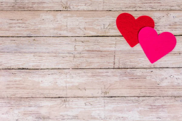 Beyaz Saint Valentine's gün arka plan kırmızı ve pembe ocaklar köşelerinde, kopya alanı ile. Aşk, aşk kavramı, üstten görünüm, düz sembolü yatıyordu