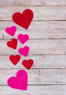 Beyaz ahşap Saint Valentine's day ile arka plan kırmızı ve pembe kalpler, dikey yönlendirmesi, kart format, kopya alanı. Aşk, aşk kavramı, üstten görünüm, düz sembolü yatıyordu