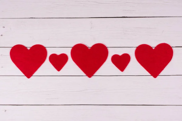 Beyaz Saint Valentine's gün arka plan kırmızı kalp Merkezi, kopya alanı kaplı. Aşk, aşk kavramı, üstten görünüm, düz sembolü yatıyordu