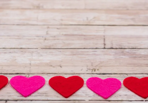 Beyaz ahşap Saint Valentine's day ile arka plan kırmızı ve pembe kalpler, kopya alanı. Aşk, aşk kavramı, üstten görünüm, düz sembolü yatıyordu