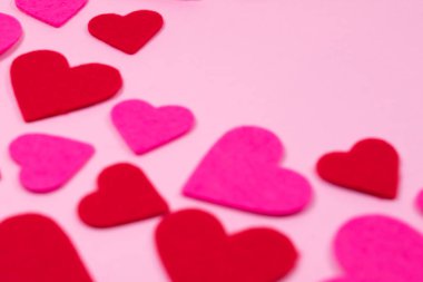 Kırmızı ve pembe kalpler ile pembe Saint Valentine's day. Aşk, aşk kavramı sembolü.