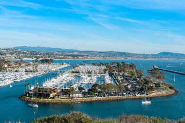 Dağlar ve gökyüzü arka plan, California, ABD ile Dana Point Harbor üzerinde görüntüleyin. Yaz duvar kağıdı. Kopya alanı.