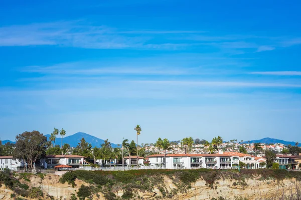 Mavi gökyüzü arka plan, Dana Point, Kaliforniya, ABD üzerinde görünümü dağlar ve beyaz evler. Uzay kopyalayın. Yaz duvar kağıdı.