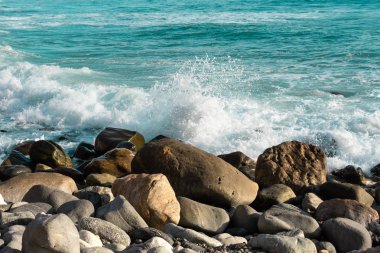 Turkuaz dalgalar çökmesini buzlu bir plajda, California. Taze seyahat arka plan.