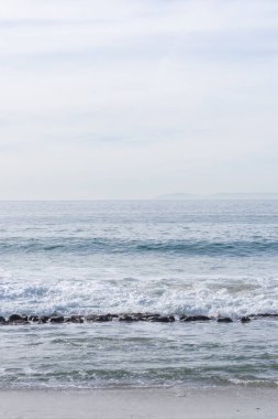 Bulutlu bir günde minimalist okyanus manzara