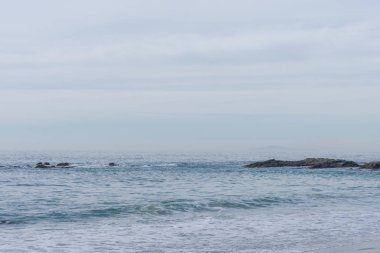 Bulutlu bir günde minimalist okyanus manzara